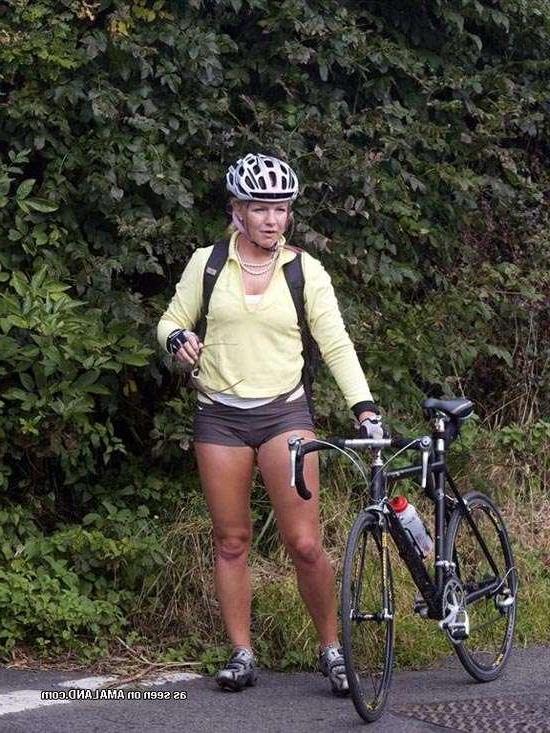 15P Gallery of sexy amateur babes riding their bikes