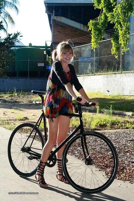 15P Gallery of sexy amateur babes riding their bikes