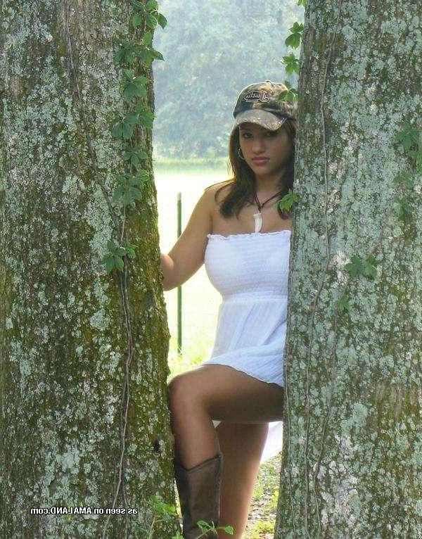 16P Big-tittied hottie in various hacked Myspace photos