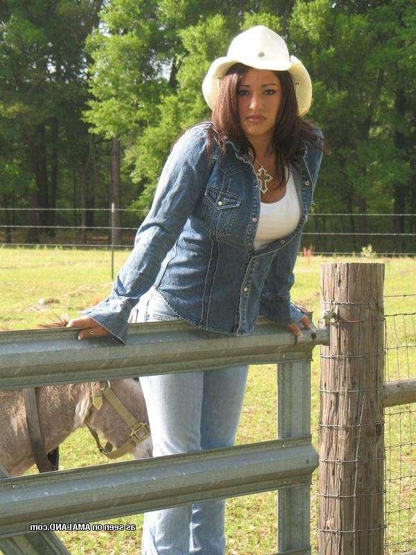 16P Big-tittied hottie in various hacked Myspace photos