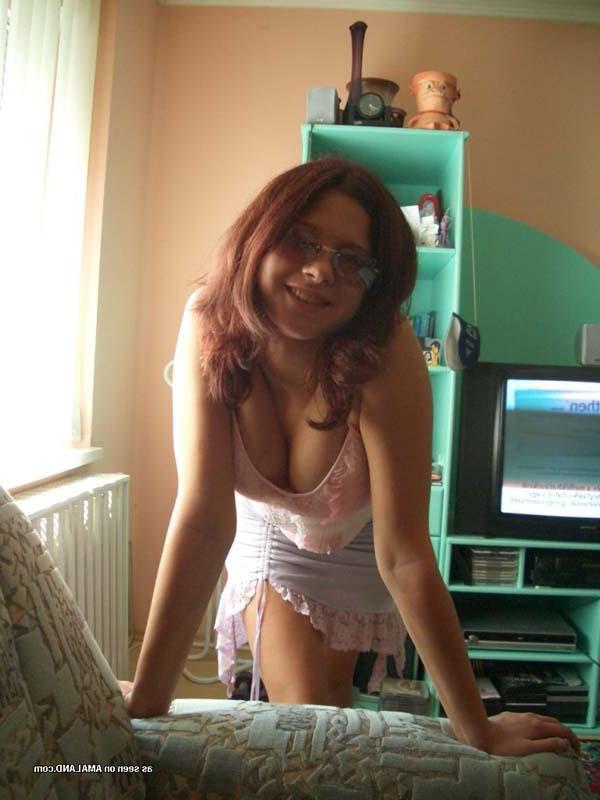 16P Photo compilation of an amateur sexy non-nude babe's selfpics