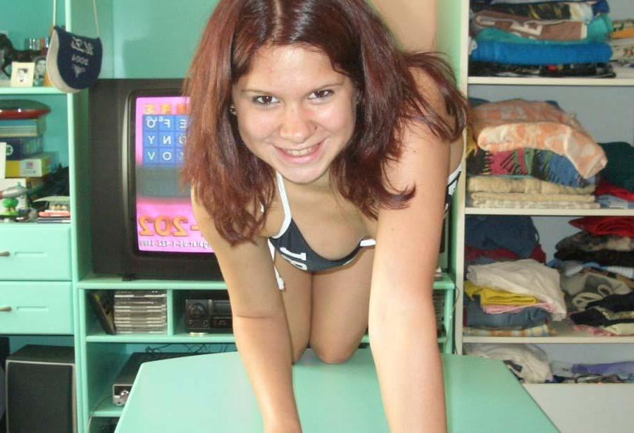 16P Photo compilation of an amateur sexy non-nude babe's selfpics