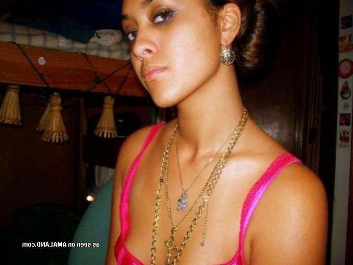 15P Girlfriend flashes her pussy while posing in hot selfpics