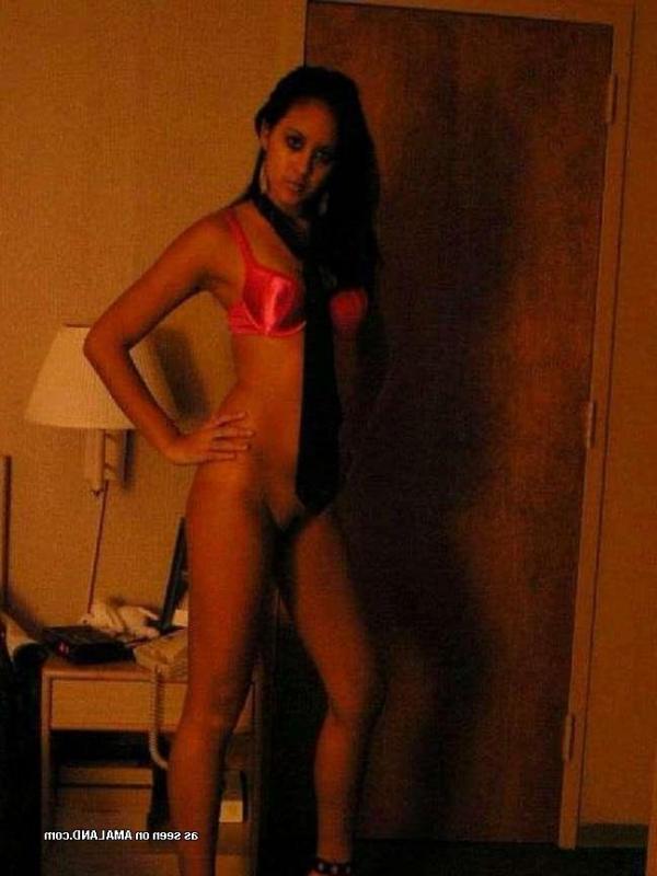 15P Girlfriend flashes her pussy while posing in hot selfpics