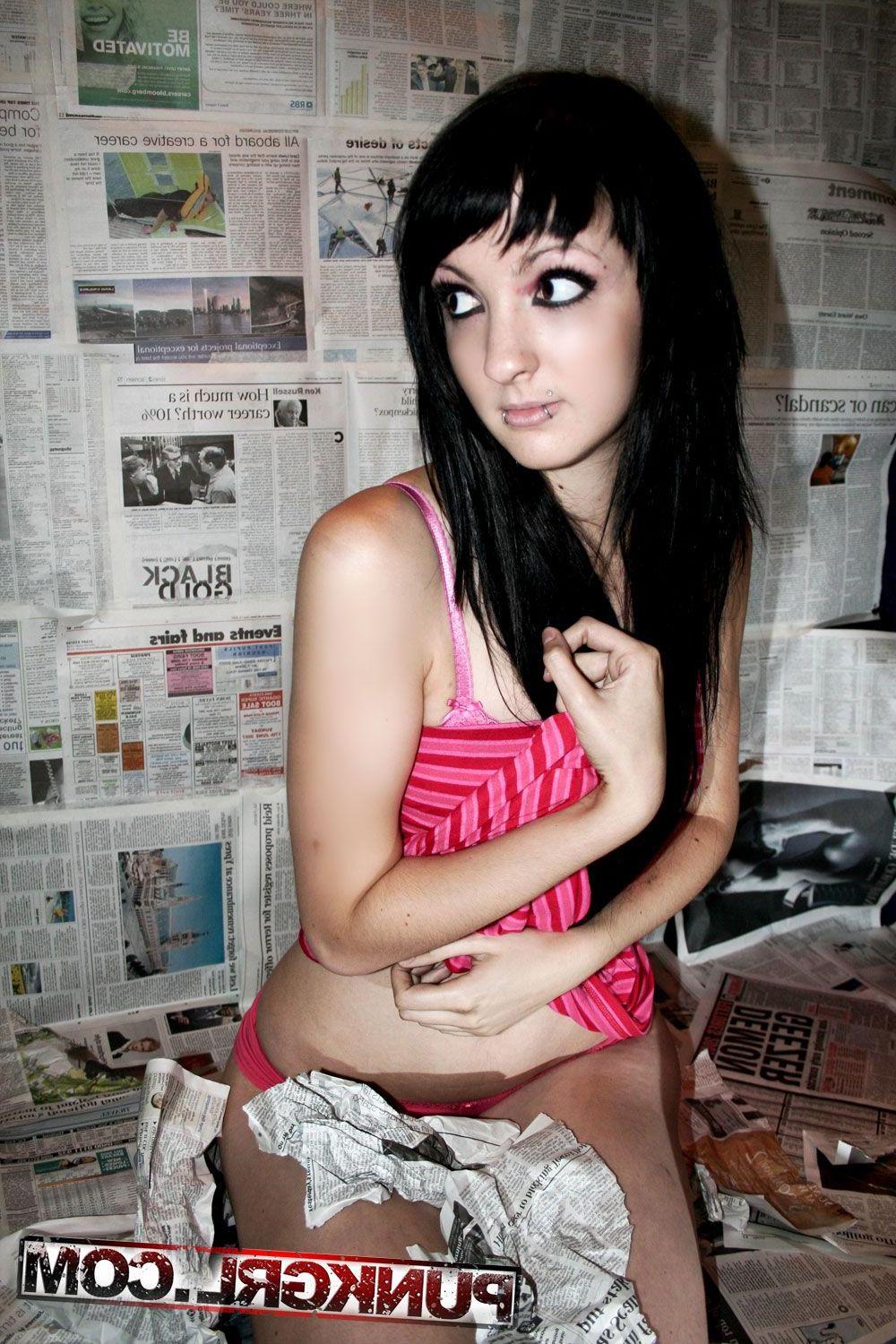 15P Pictures of teen girl Sisely getting kinky on the floor