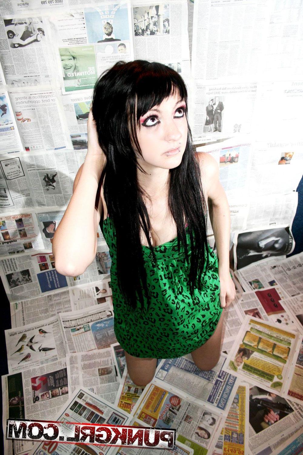 15P Pictures of teen girl Sisely getting kinky on the floor