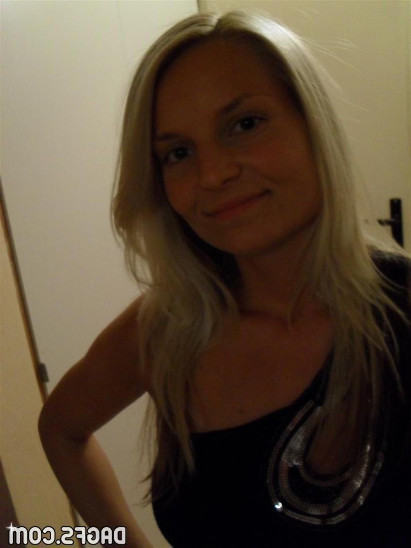 12P Blonde GF Heather takes selfies in a twisty mirror