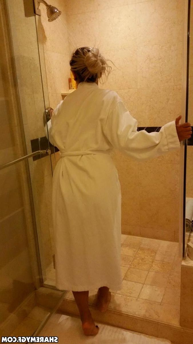 12P Tattooed Asian GF takes some hot pics of herself in the shower