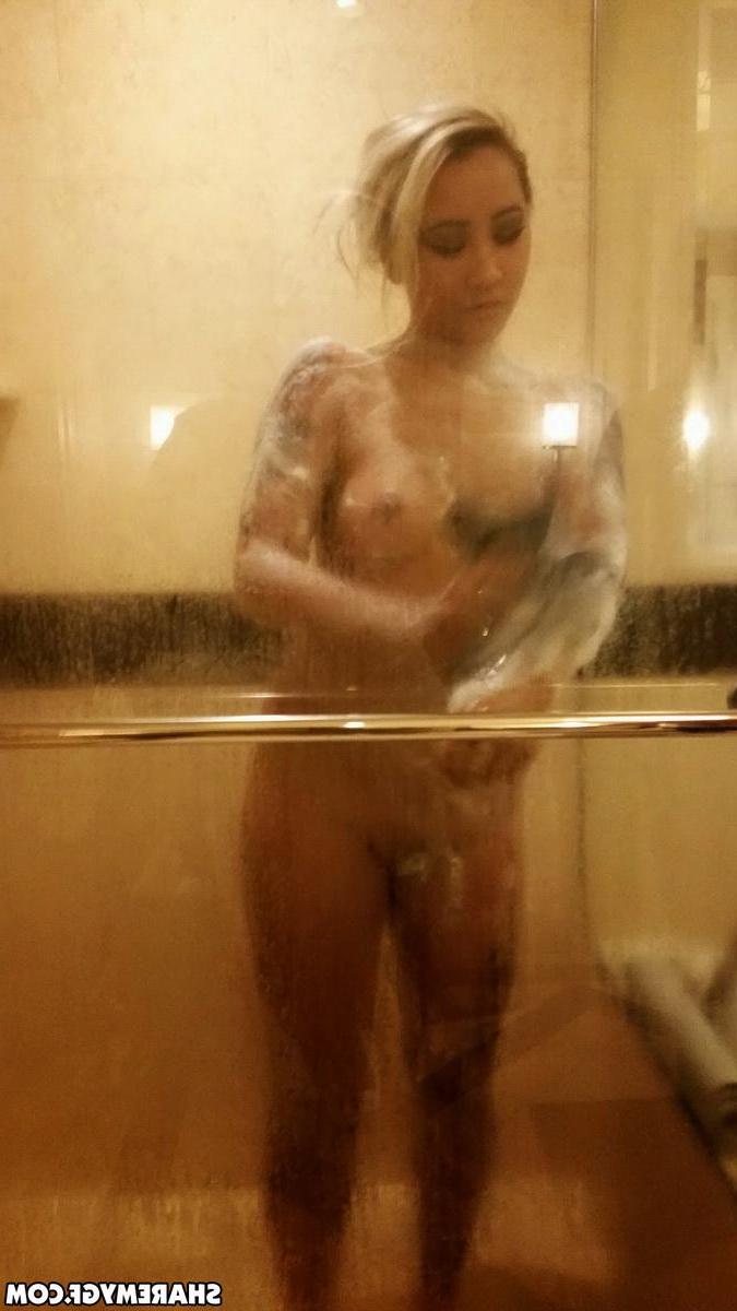 12P Tattooed Asian GF takes some hot pics of herself in the shower