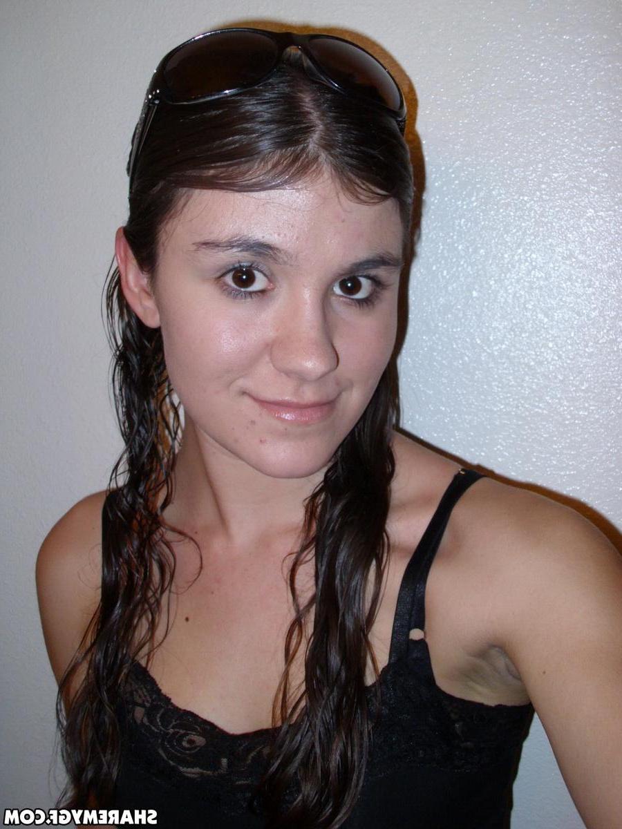 12P Horny brunette girlfriend takes selfshot pictures in the mirror