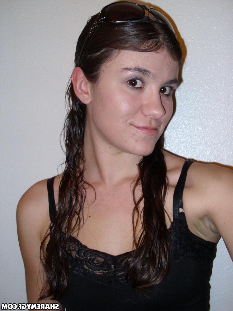 12P Horny brunette girlfriend takes selfshot pictures in the mirror