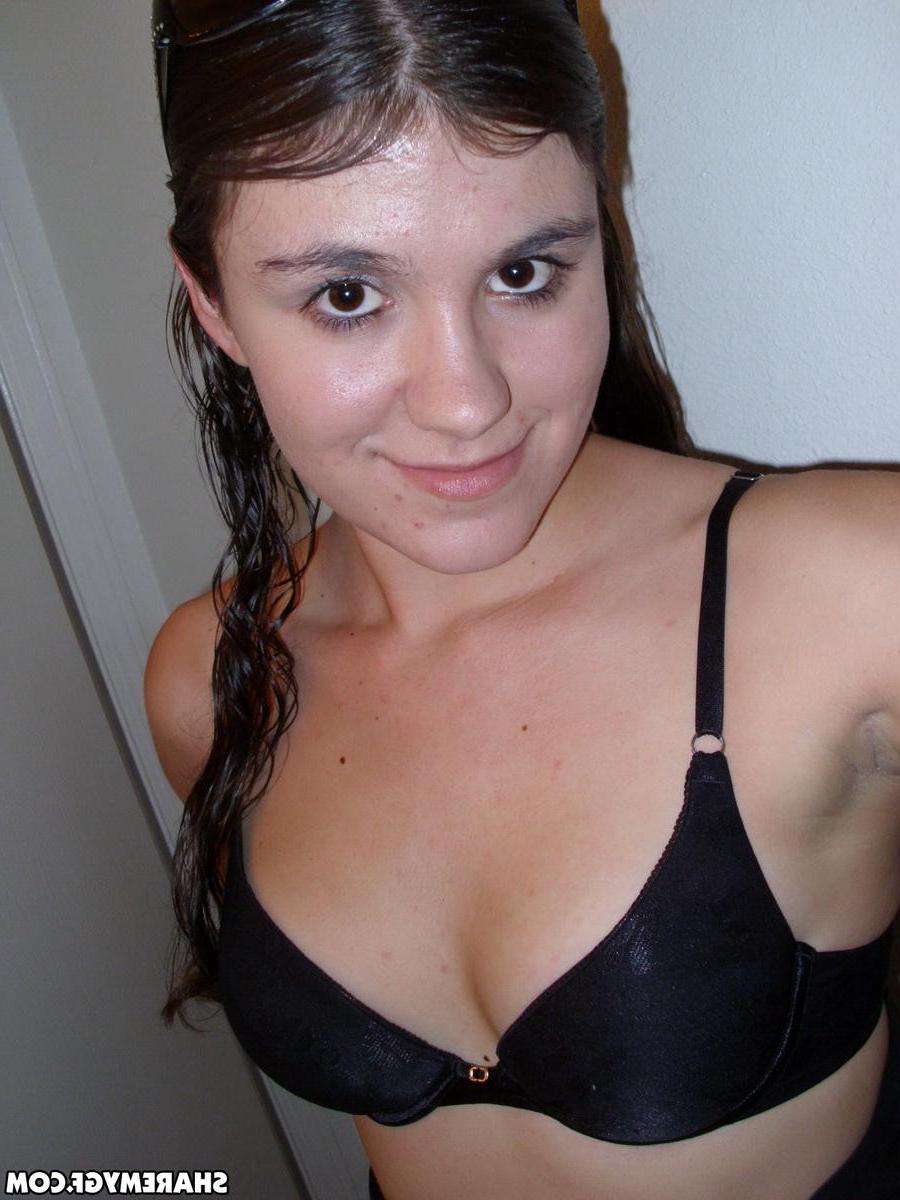 12P Horny brunette girlfriend takes selfshot pictures in the mirror