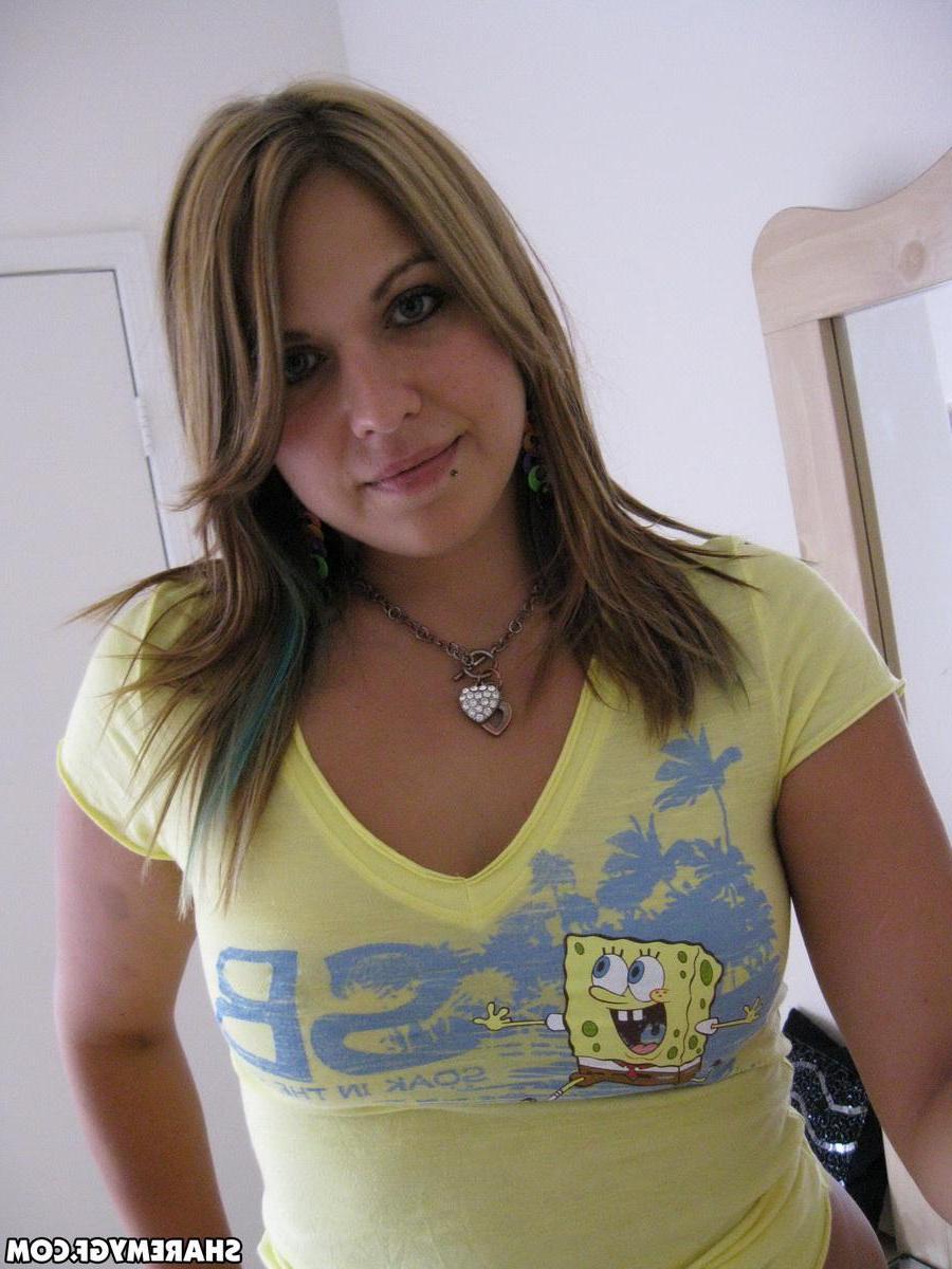 12P Stunning tanned girlfriend takes selfshot pictures in the mirror
