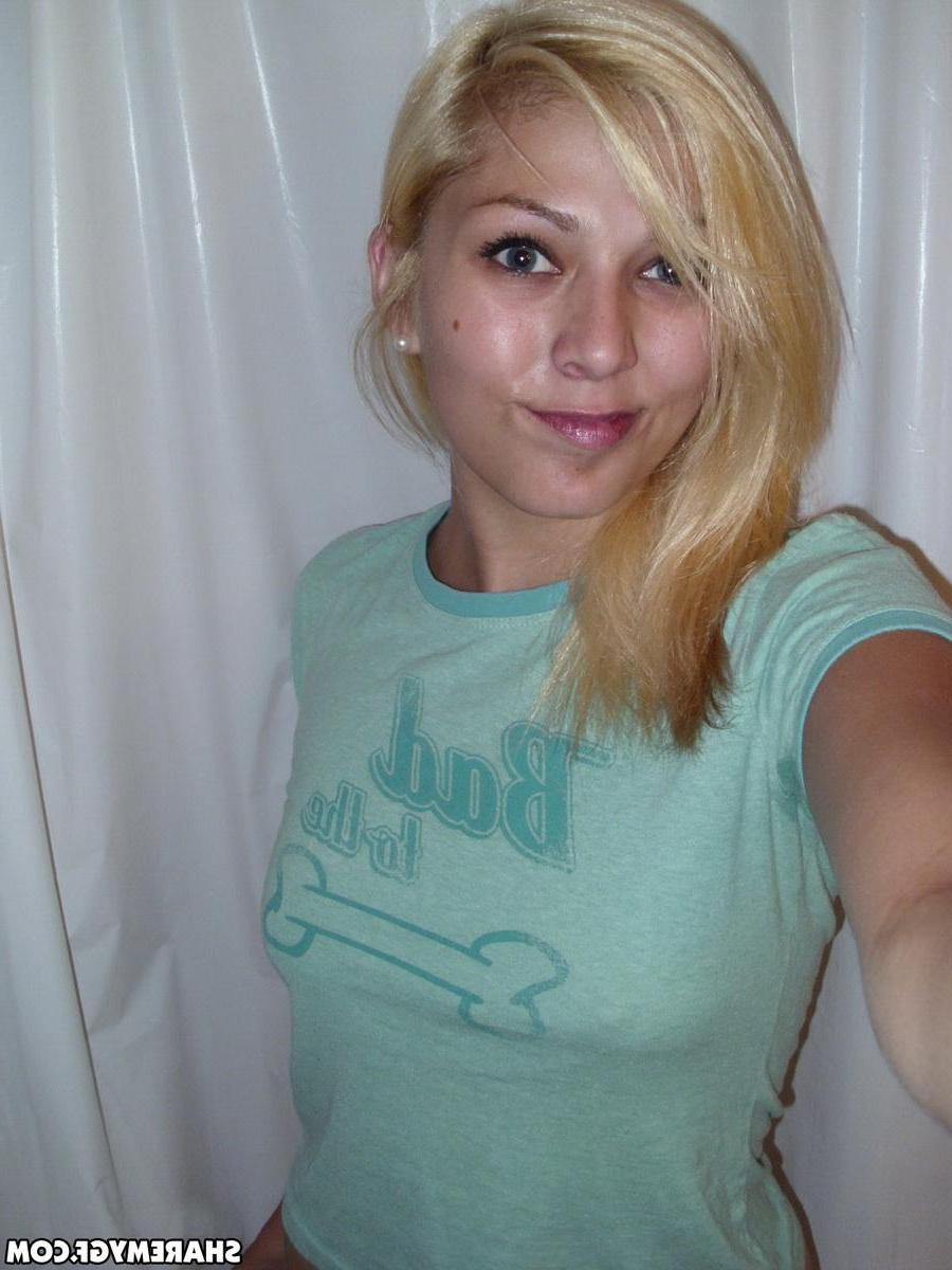 12P Cute girlfriend shows off her perky boobs and round ass in selfshot pictures