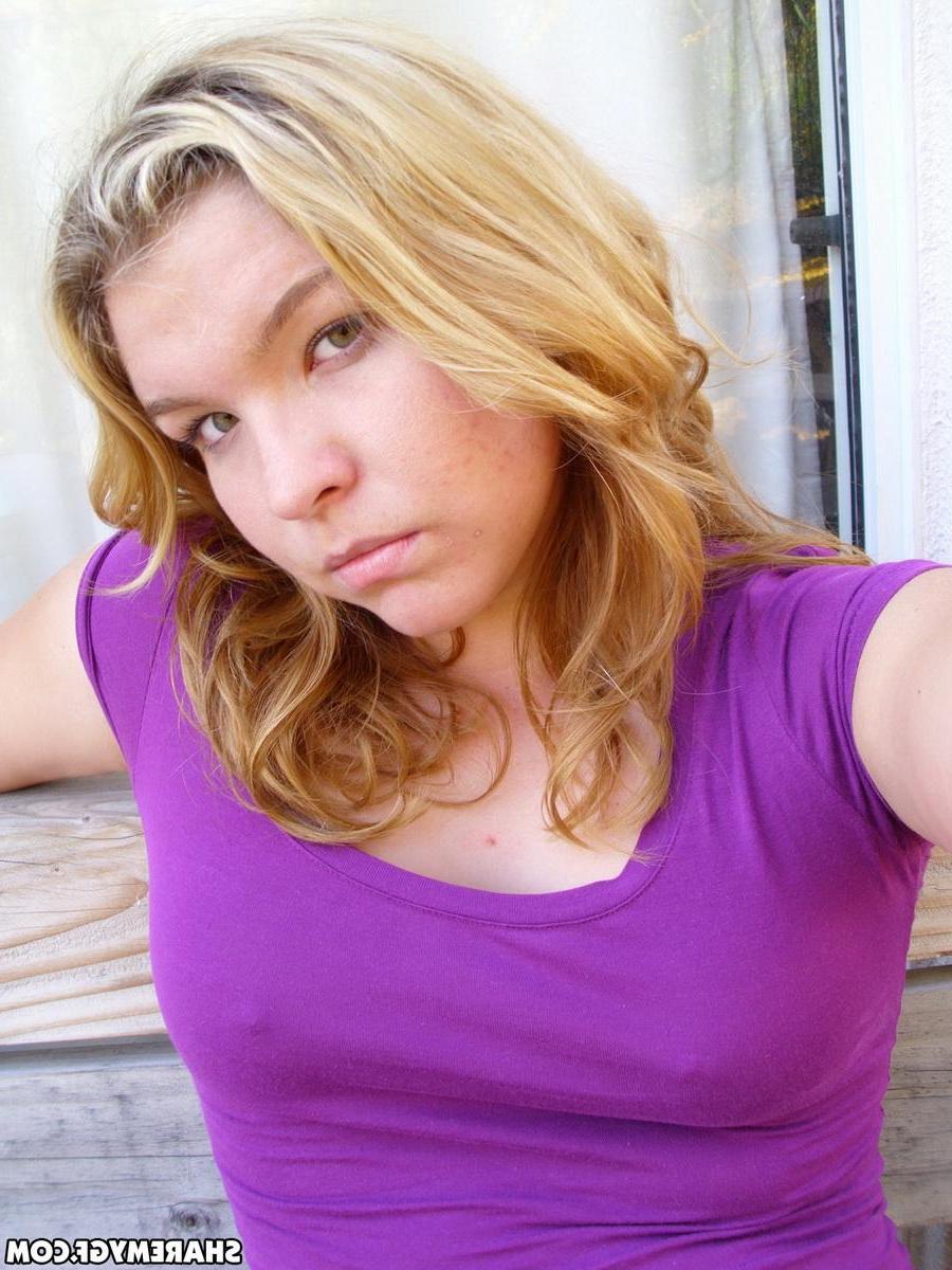 12P Horny girlfriend takes selfshot pictures outside in the backyard