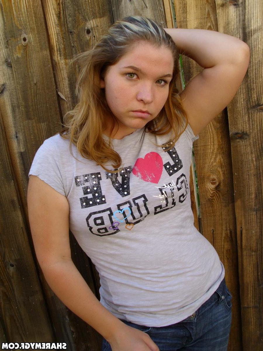 12P Horny girlfriend takes selfshot pictures outside in the backyard