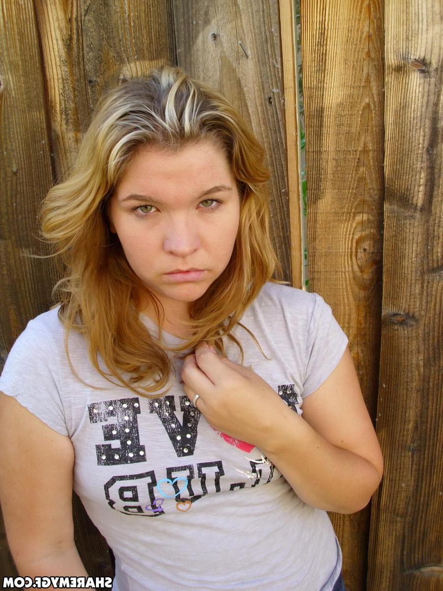 12P Horny girlfriend takes selfshot pictures outside in the backyard