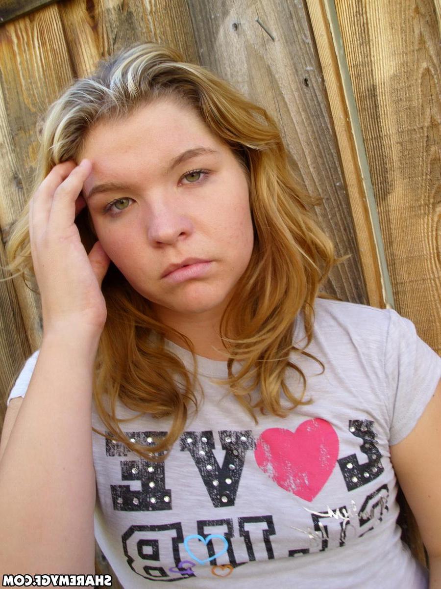 12P Horny girlfriend takes selfshot pictures outside in the backyard