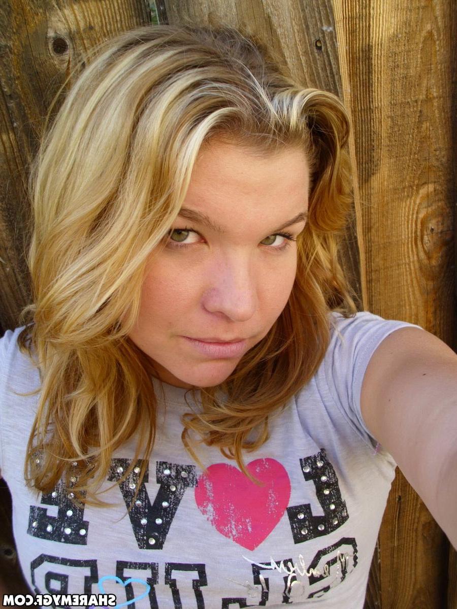12P Horny girlfriend takes selfshot pictures outside in the backyard