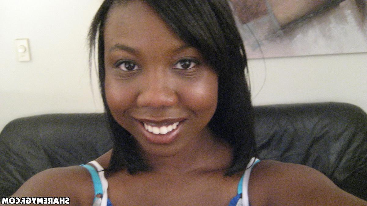 20P Busty ebony amateur girlfriend shows her big boobs on camera