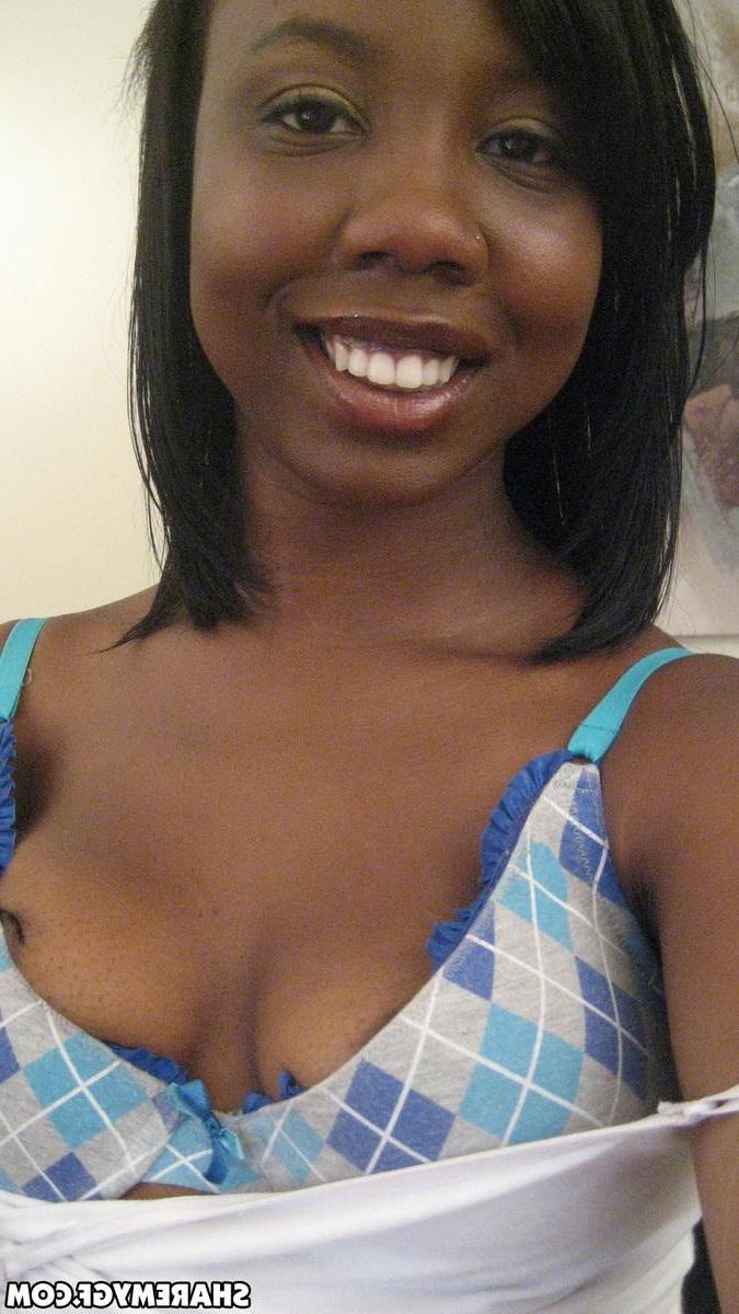 20P Busty ebony amateur girlfriend shows her big boobs on camera