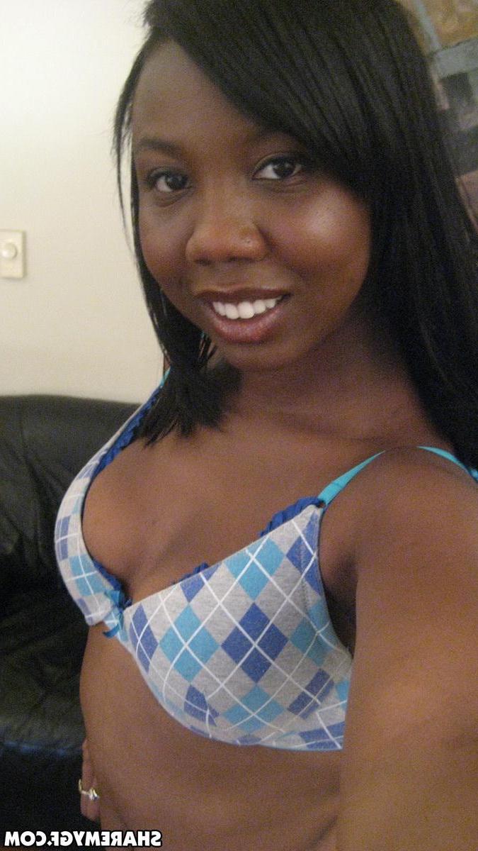 20P Busty ebony amateur girlfriend shows her big boobs on camera