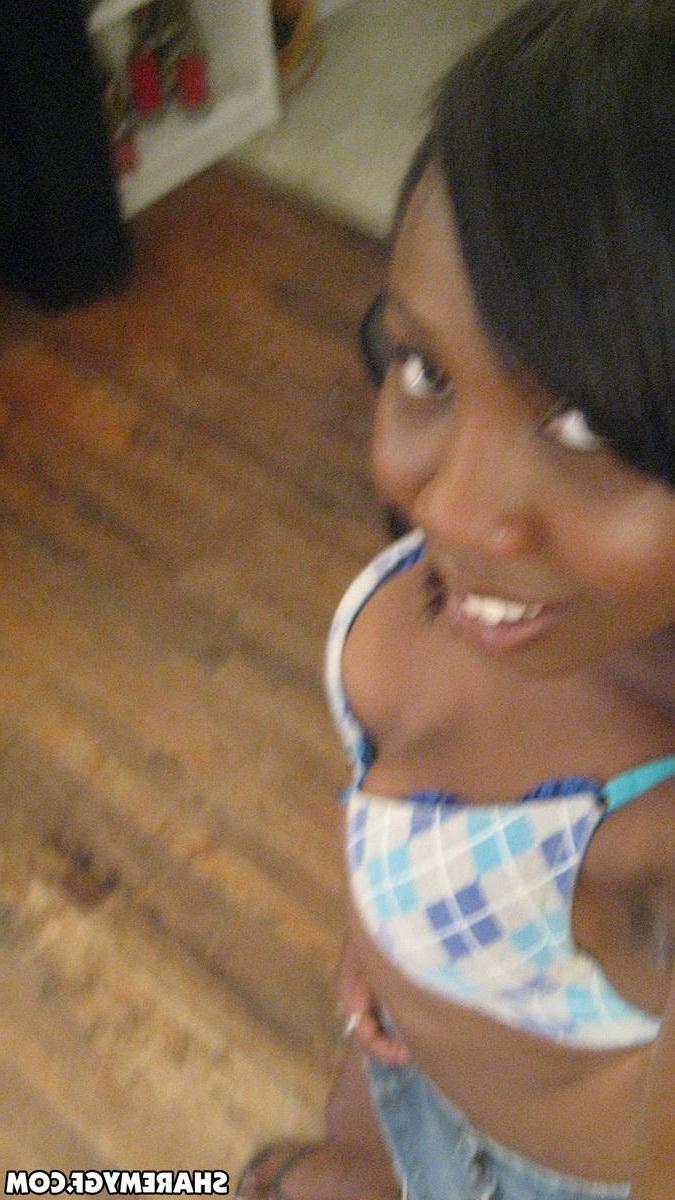 20P Busty ebony amateur girlfriend shows her big boobs on camera