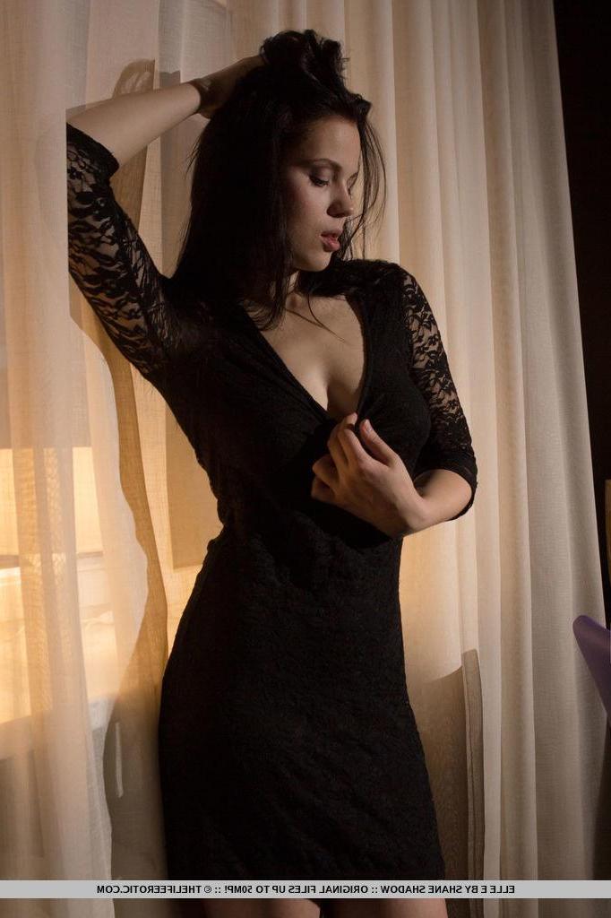 16P Erotic model Elle E fingers her tight pussy