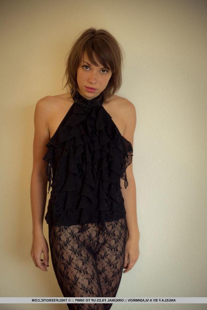 16P Die brünette Hottie Angela F lässt ihre Spitzenhose heruntergleiten, um dir ihre enge Muschi zu zeigen