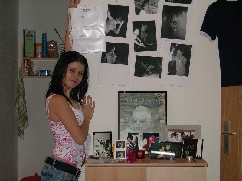 14P Brunette GF strips naked and spreads her pussy in naughty selfpics