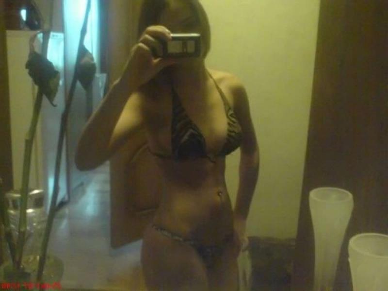 14P Naughty GF posing sexy while showing off her tight body on cam
