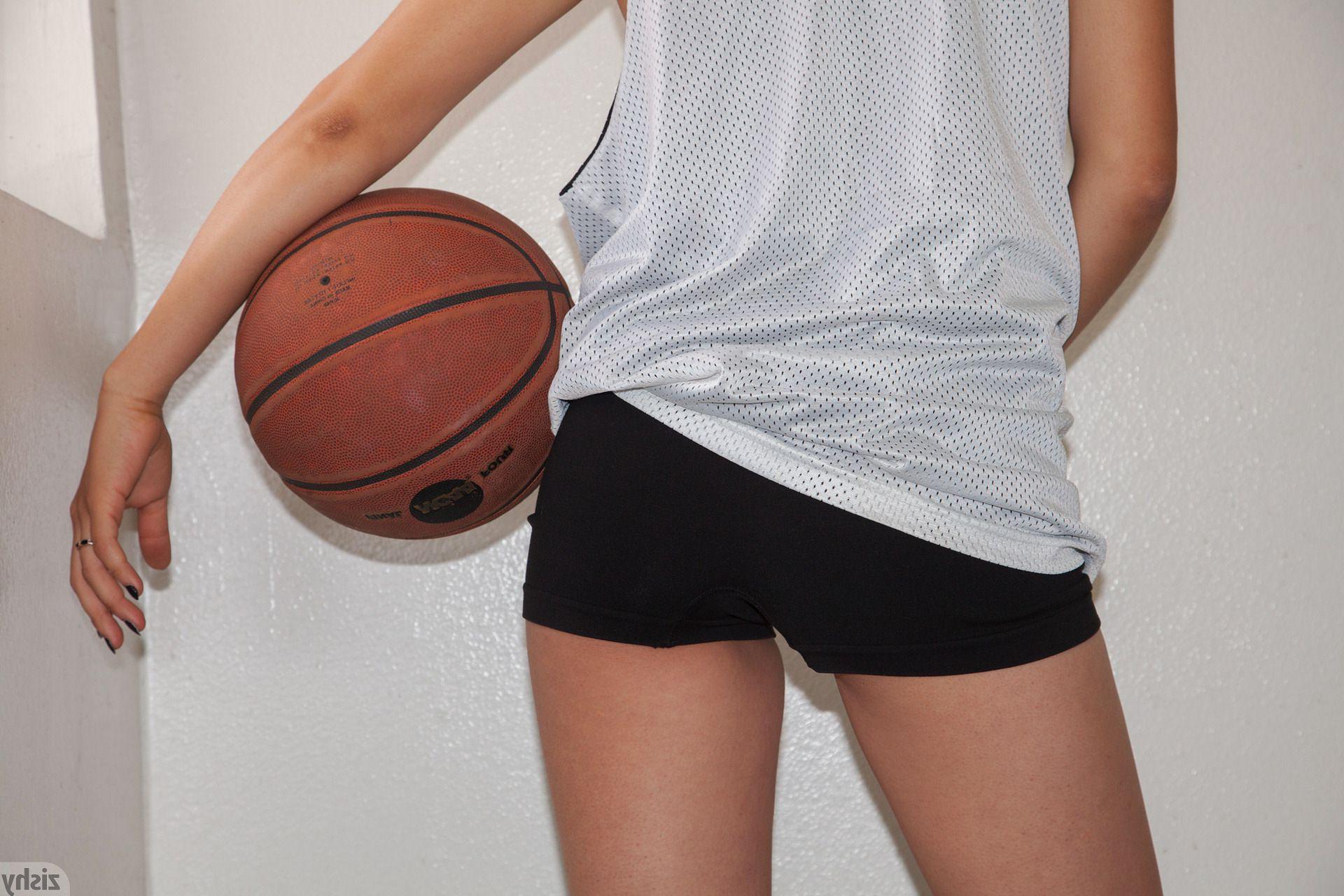 12P Sexy latina Vanessa Rivas gets turned on playing with her ball
