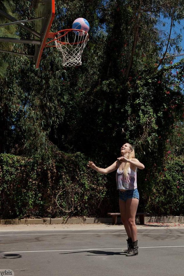 12P Hot girl Holly Benson wants to play ball with you