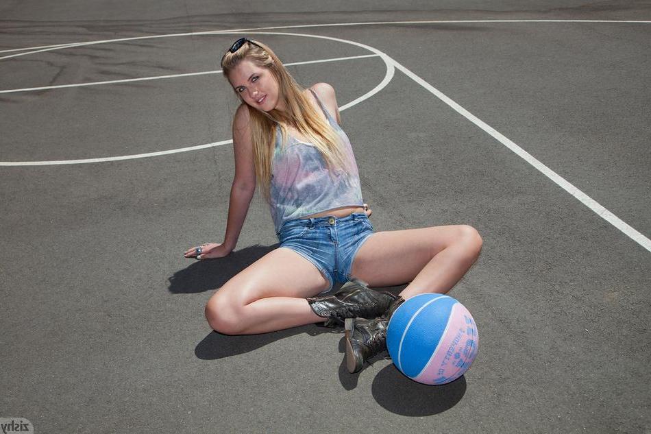 12P Hot girl Holly Benson wants to play ball with you