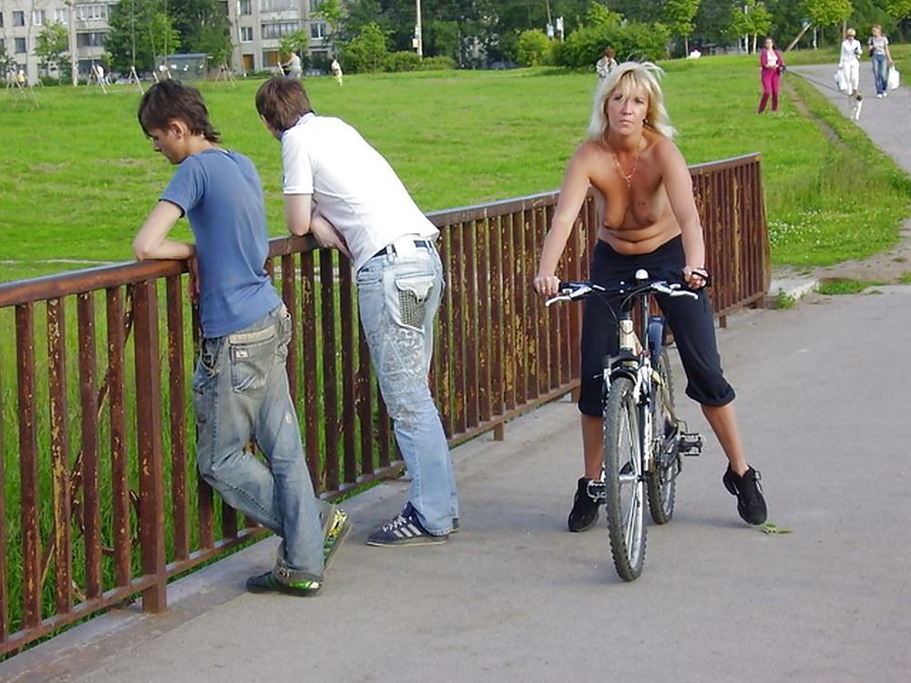 16P Nudity on the street