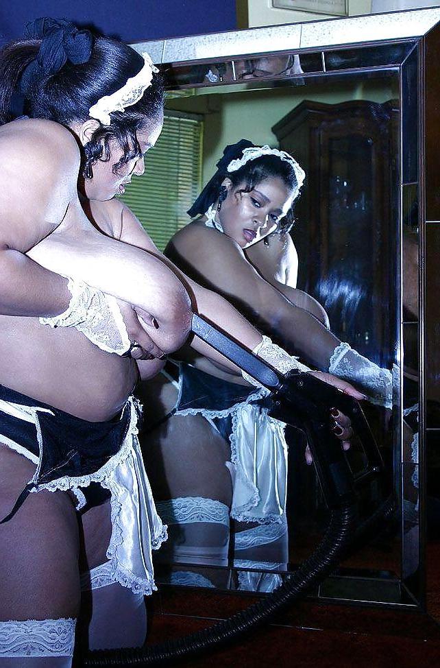 25P Housewives & Their Vacuum Cleaners 