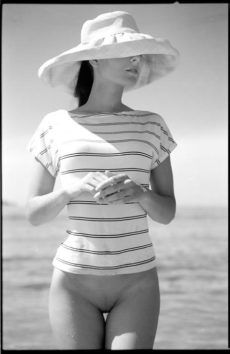 25P Solo erotic black and white photos!