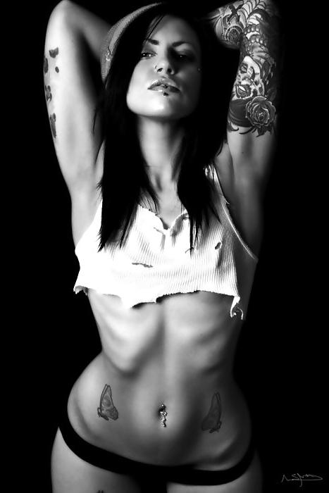25P Solo erotic black and white photos!