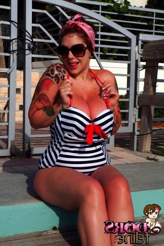 16P Pictures of Dors Feline exposing her enrmous jugs outside