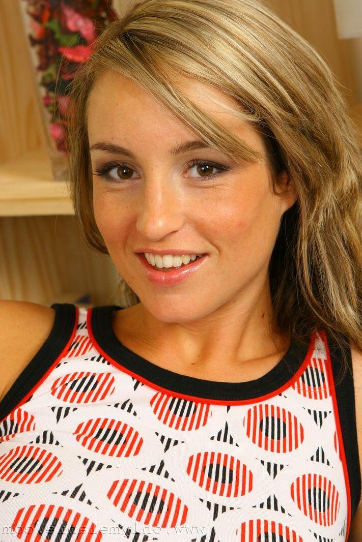 20P Pictures of Only Melanie showing you her tits