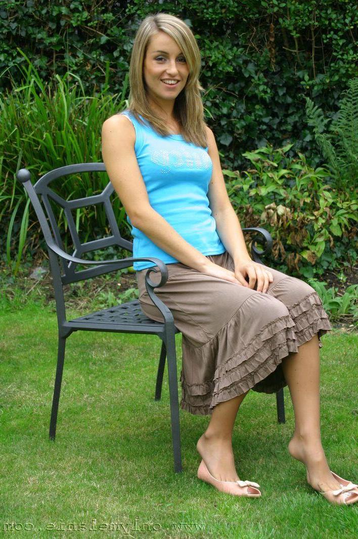 20P Pictures of Only Melanie exposing her perky tits outside