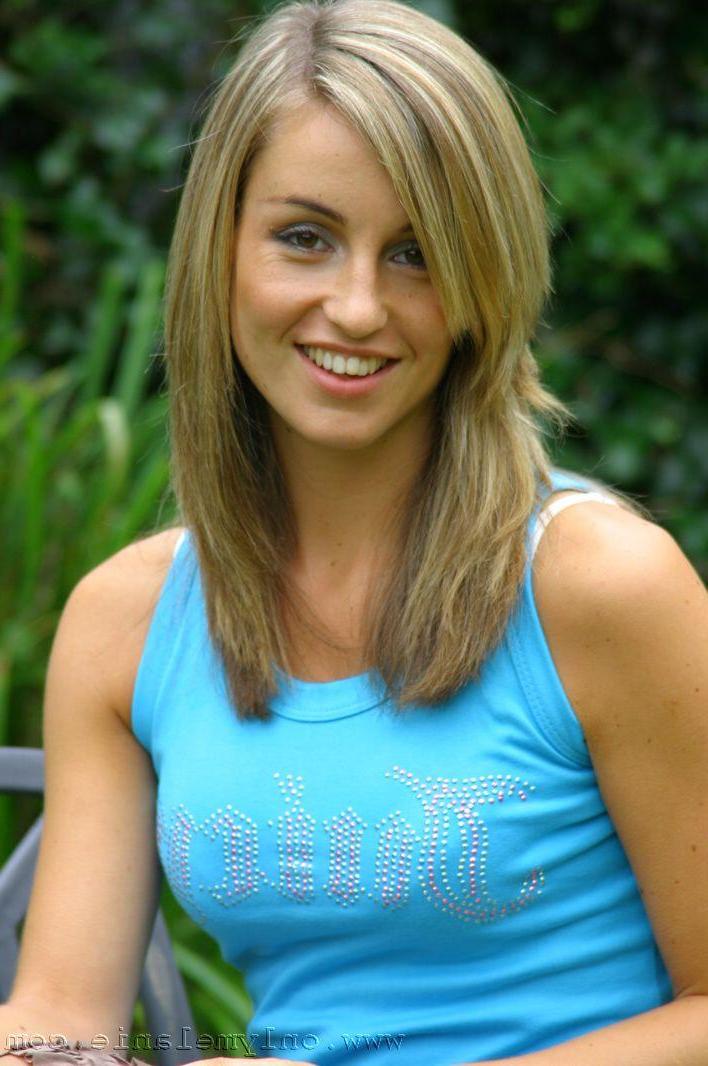 20P Pictures of Only Melanie exposing her perky tits outside
