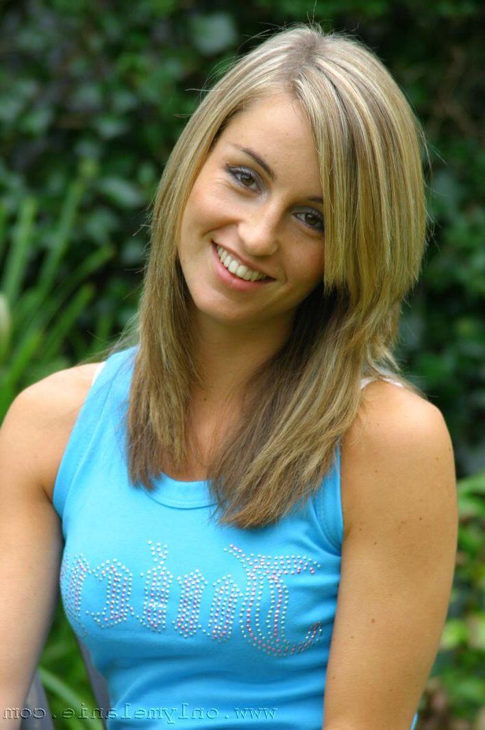 20P Pictures of Only Melanie exposing her perky tits outside