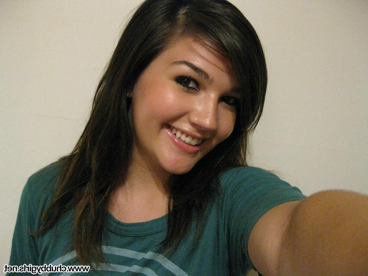 16P Sexy newcomer Veronica shares some sexy topless selfies