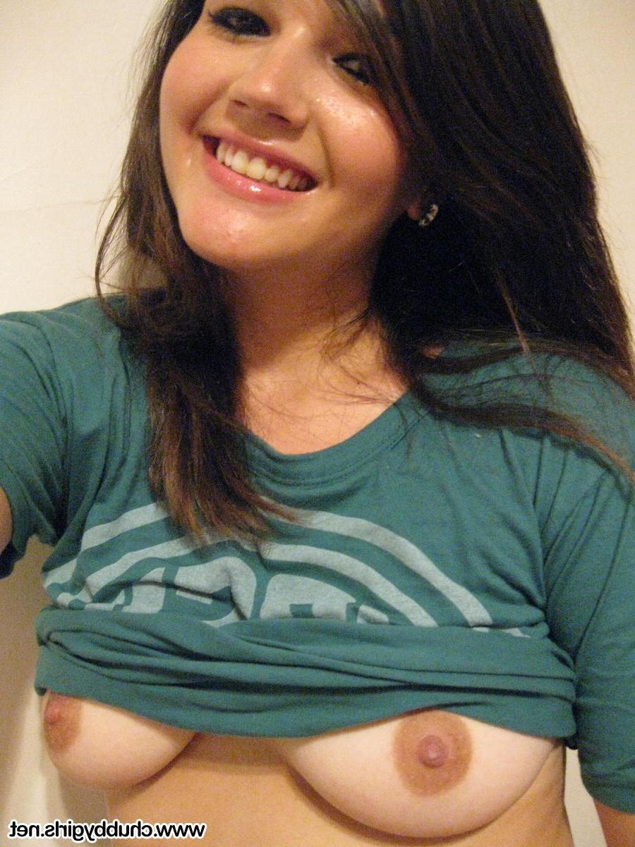 16P Sexy newcomer Veronica shares some sexy topless selfies