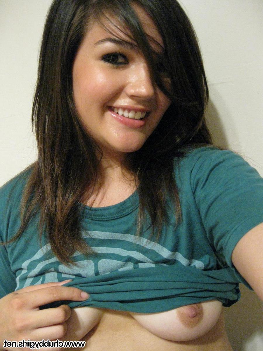 16P Sexy newcomer Veronica shares some sexy topless selfies