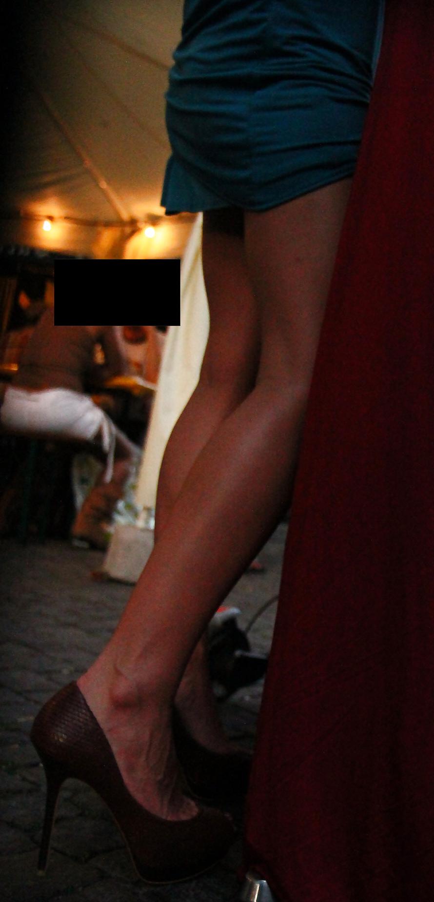 10P Sexy LEGS and HEELS on street