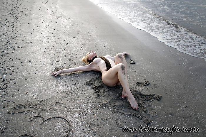 10P Erotic photos on the beach