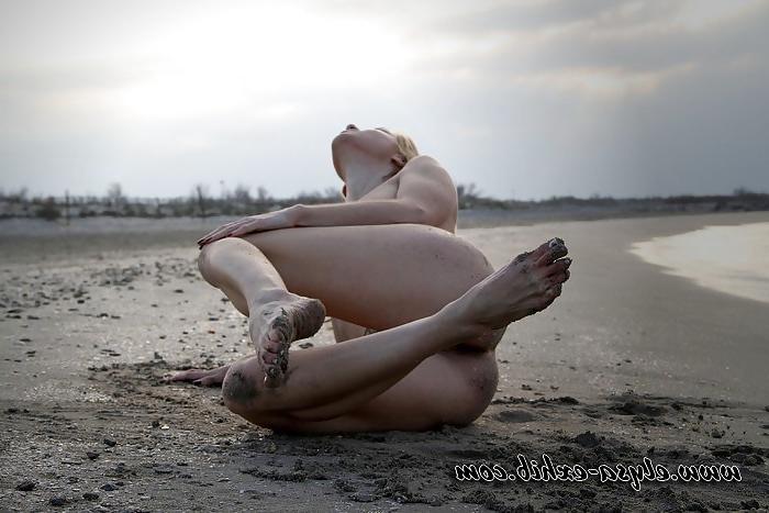 10P Erotic photos on the beach