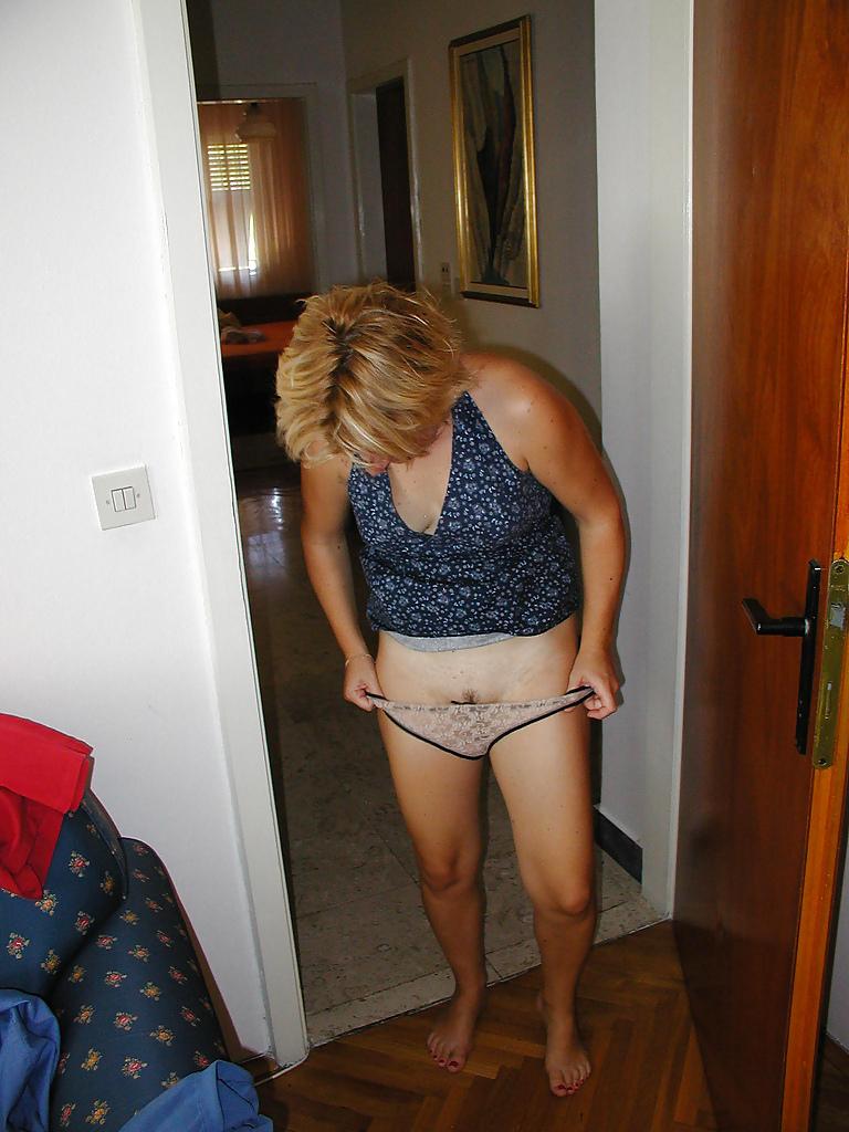 13P Horny Milf On Vacation